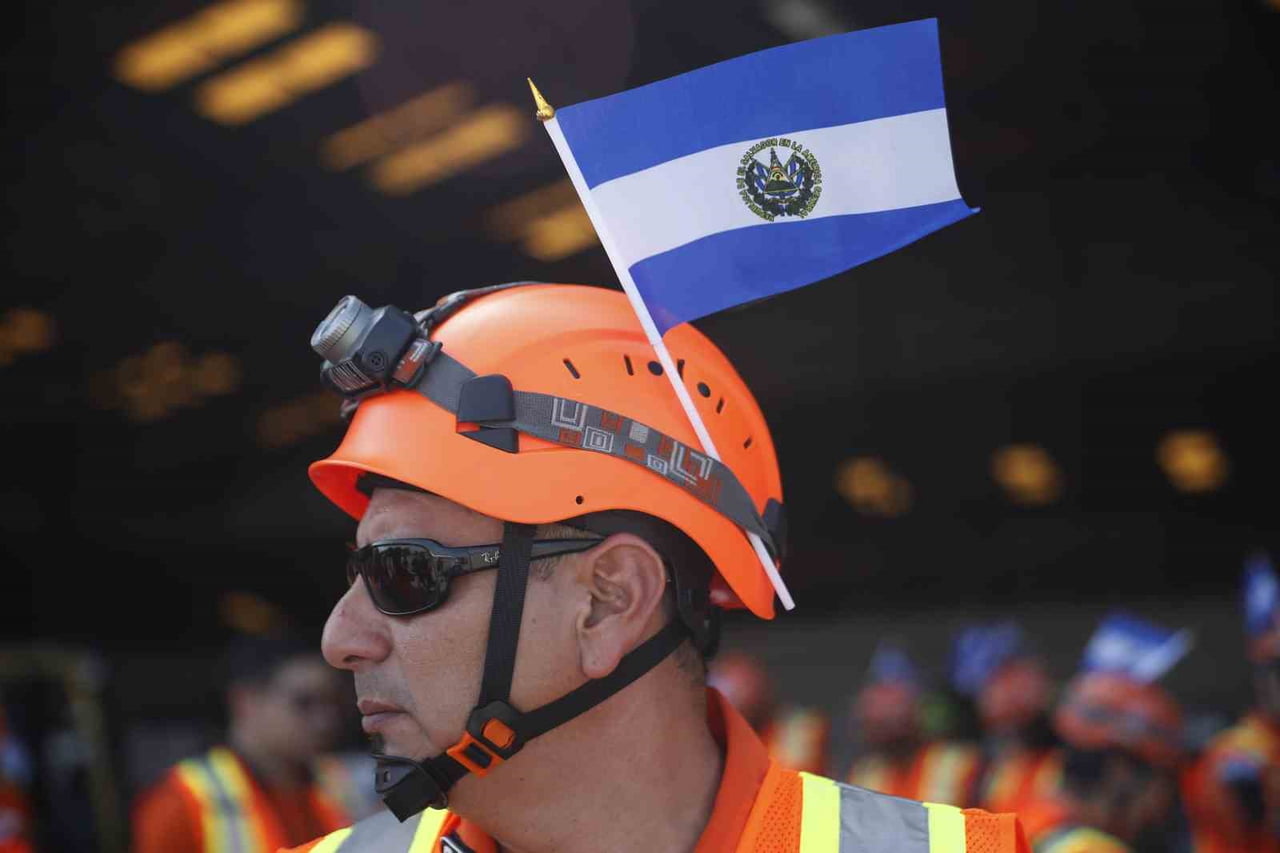 VENEZUELA’YA DÜN MEYDANA GELEN 7.2 VE 7.5 BÜYÜKLÜĞÜNDEKİ DEPREMLERİN ARDINDAN ARALARINDA...