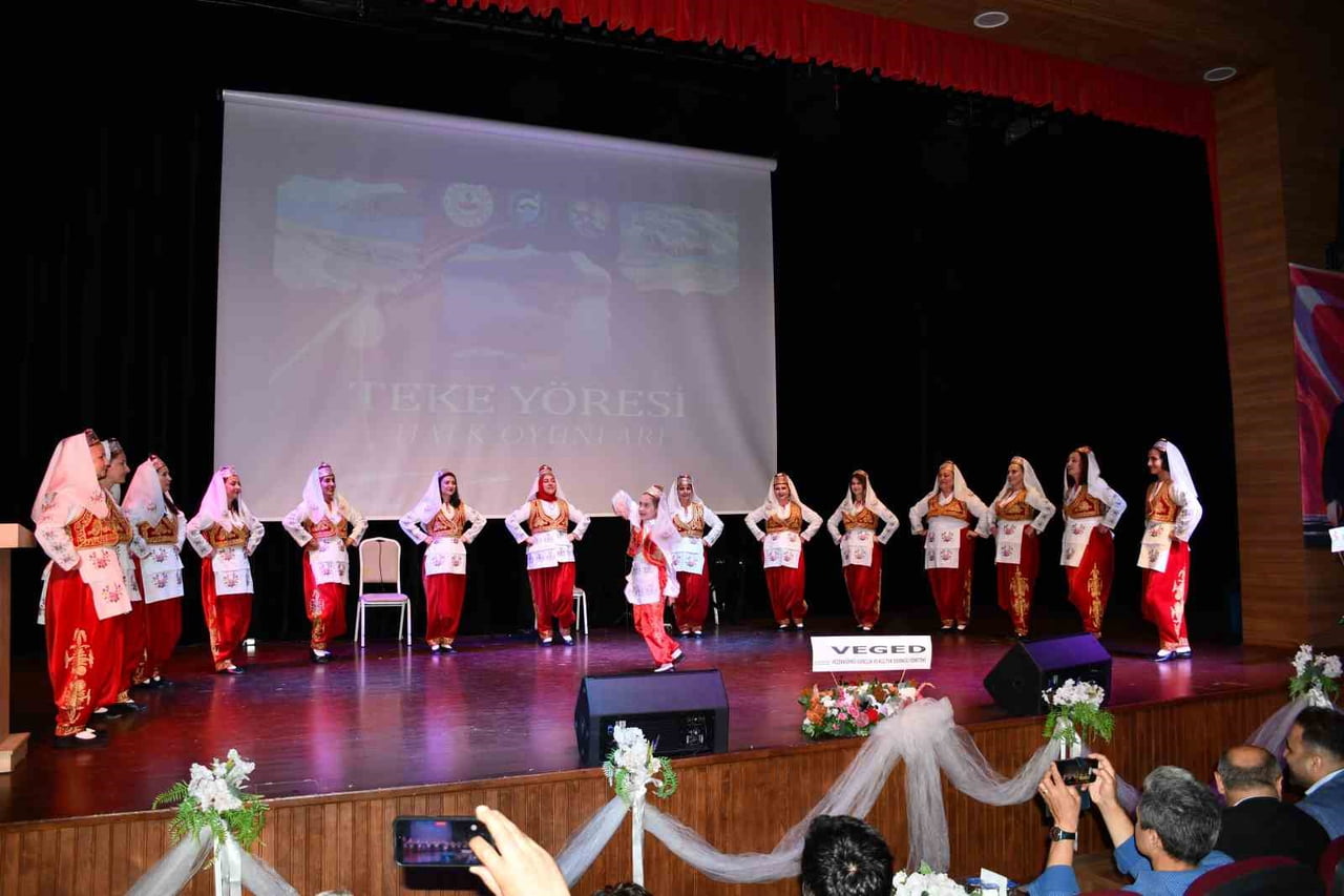 VEZİRKÖPRÜ GENÇLİK VE KÜLTÜR DERNEĞİ (VEGED) TARAFINDAN DÜZENLENEN TÜRK HALK OYUNLARI GÖSTERİSİ...