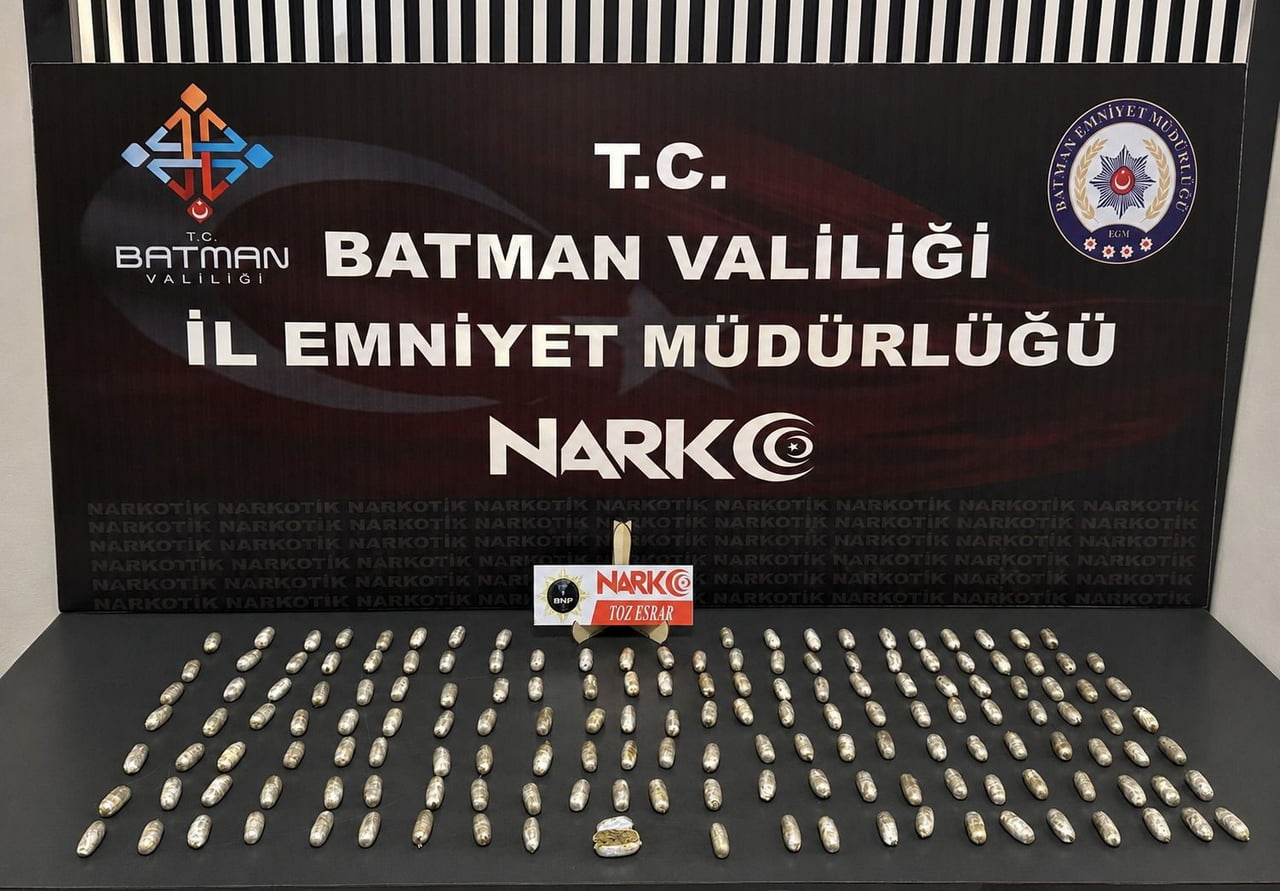 YABANCI UYRUKLU YOLCUNUN MİDESİNDEN 1 KİLO 308 GRAM ESRAR ÇIKTI