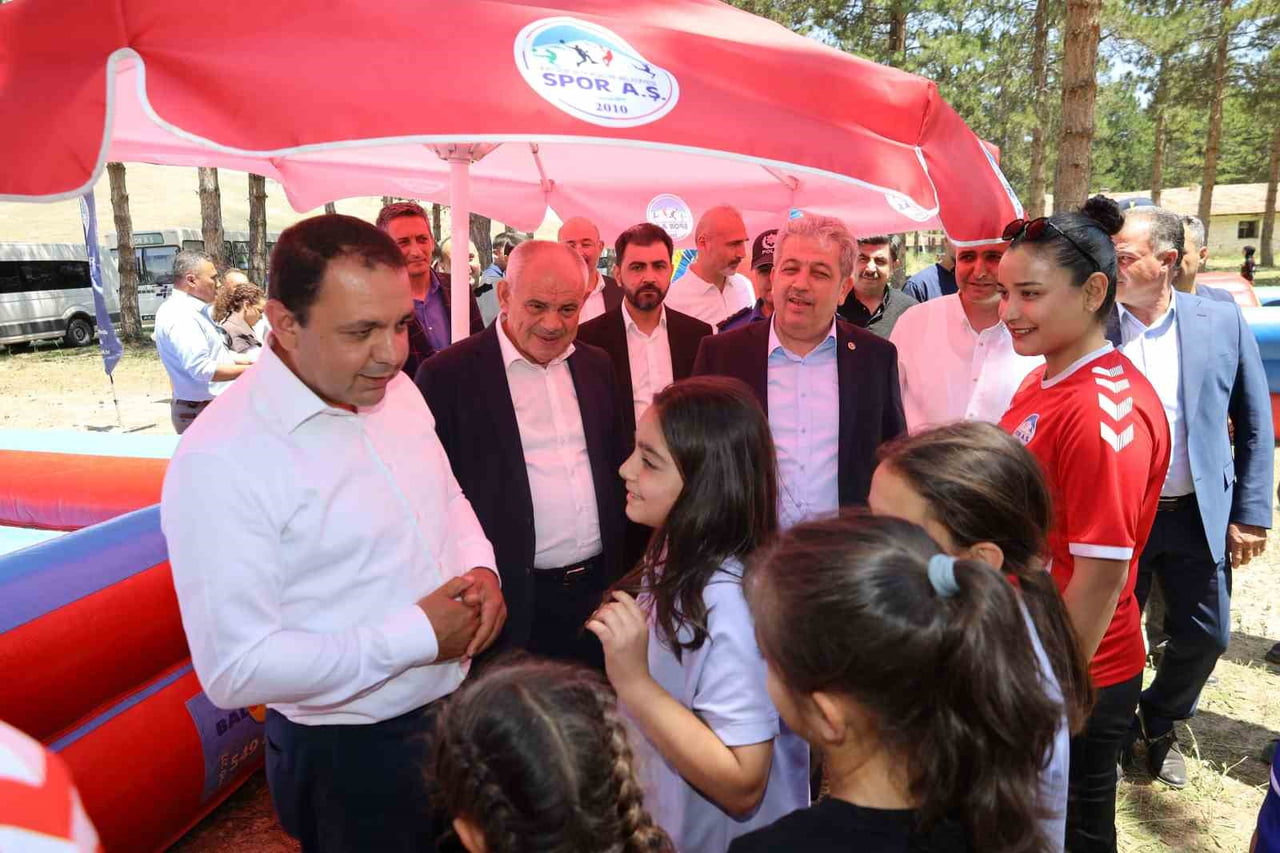 YAHYALI GENÇLER ERVA SPOR KULÜBÜ ÖĞRENCİLERİ İLE İLÇEDEKİ FARKLI OKULLARDAN ÖĞRENCİLERİN...