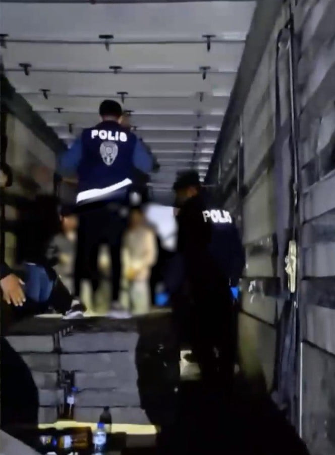 YAKALANAN 27 DÜZENSİZ GÖÇMEN İSE, GEREKLİ İŞLEMLER İÇİN GÖÇMEN KAÇAKÇILIĞI İLE MÜCADELE VE HUDUT...