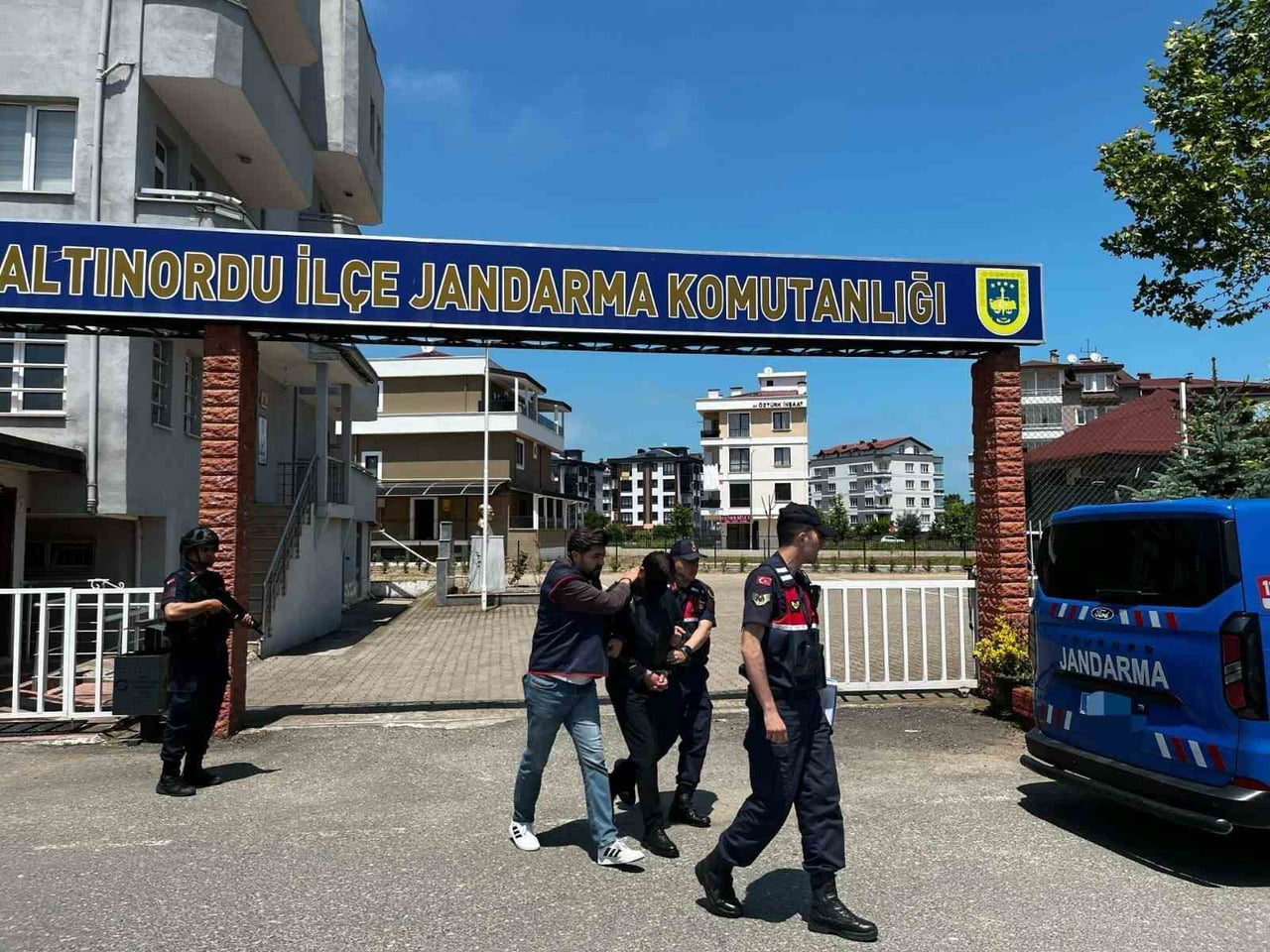 YAKALANAN ŞÜPHELİ, KARAKOLDAKİ İŞLEMLERİNİN ARDINDAN ADLİYEYE SEVK EDİLDİ VE TUTUKLANDI.