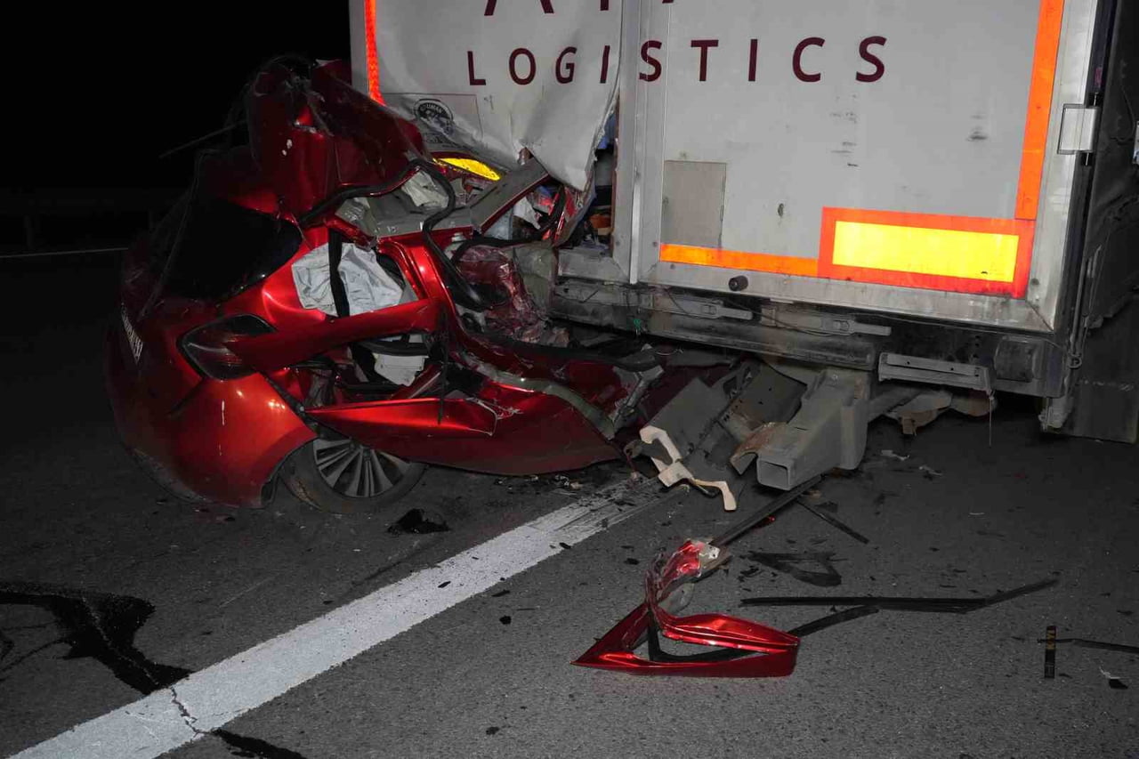 YAKITI BİTEN TIRA ARKADAN ÇARPAN OTOMOBİL HURDAYA DÖNDÜ: SÜRÜCÜ YAŞAMINI YİTİRDİ