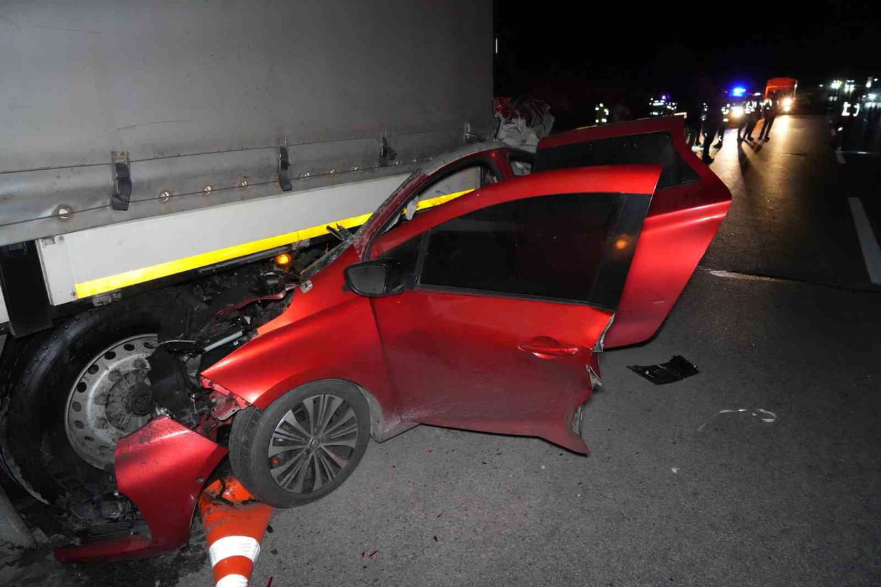 YAKITI BİTEN TIRA ARKADAN ÇARPAN OTOMOBİL HURDAYA DÖNDÜ: SÜRÜCÜ YAŞAMINI YİTİRDİ