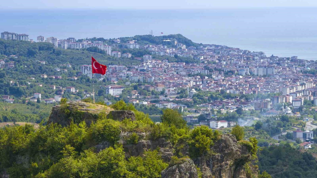 YAKLAŞIK 2 BİN 500 YILLIK GEÇMİŞİYLE KARADENİZ BÖLGESİ'NİN EN ÖNEMLİ TARİHİ YAPILARINDAN BİRİ OLAN...