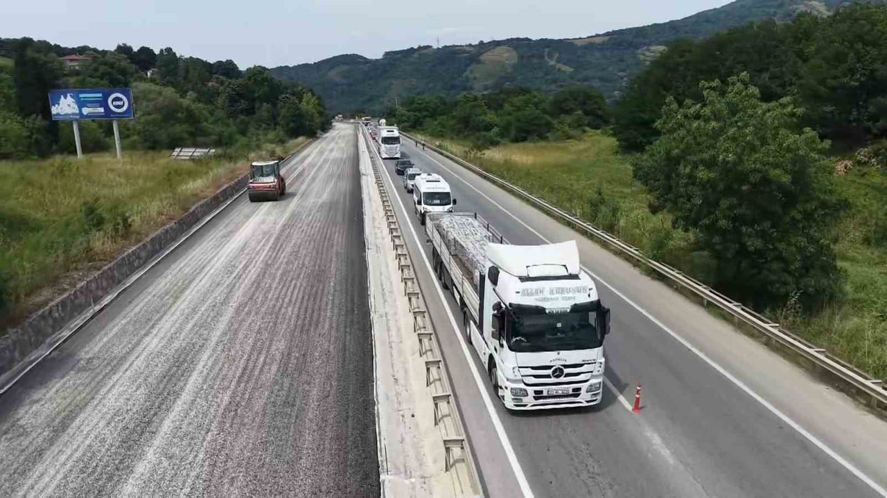 YALOVA-BURSA KARA YOLU SÜPÜRGELİK MEVKİİNDE ASFALTLAMA ÇALIŞMALARI SÜRERKEN BÖLGEDE YAKLAŞIK 4...