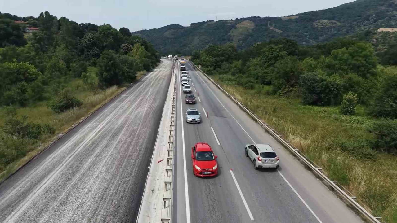 YALOVA-BURSA KARA YOLU SÜPÜRGELİK MEVKİİNDE ASFALTLAMA ÇALIŞMALARI SÜRERKEN BÖLGEDE YAKLAŞIK 4...