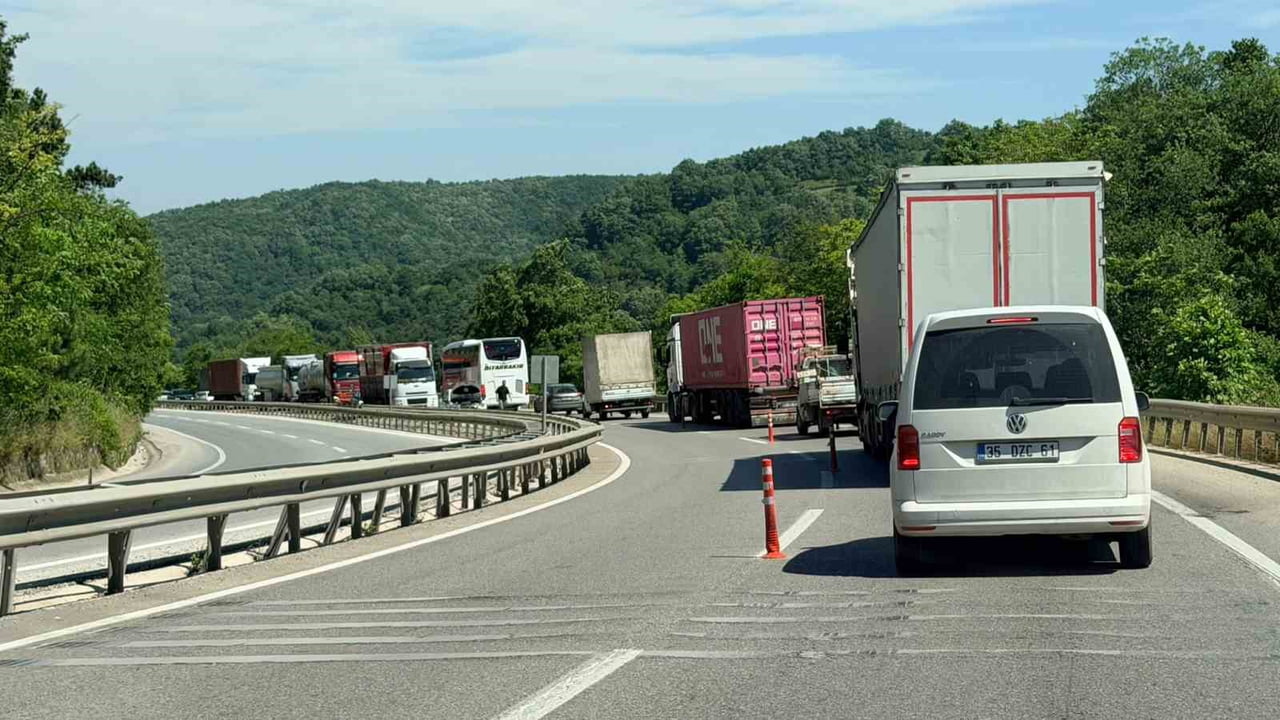 YALOVA-BURSA KARAYOLUNDA DEVAM EDEN ASFALT ÇALIŞMALARI SEBEBİYLE TEK ŞERİTTEN SAĞLANAN TRAFİK...