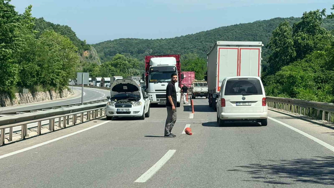 YALOVA-BURSA KARAYOLUNDA DEVAM EDEN ASFALT ÇALIŞMALARI SEBEBİYLE TEK ŞERİTTEN SAĞLANAN TRAFİK...