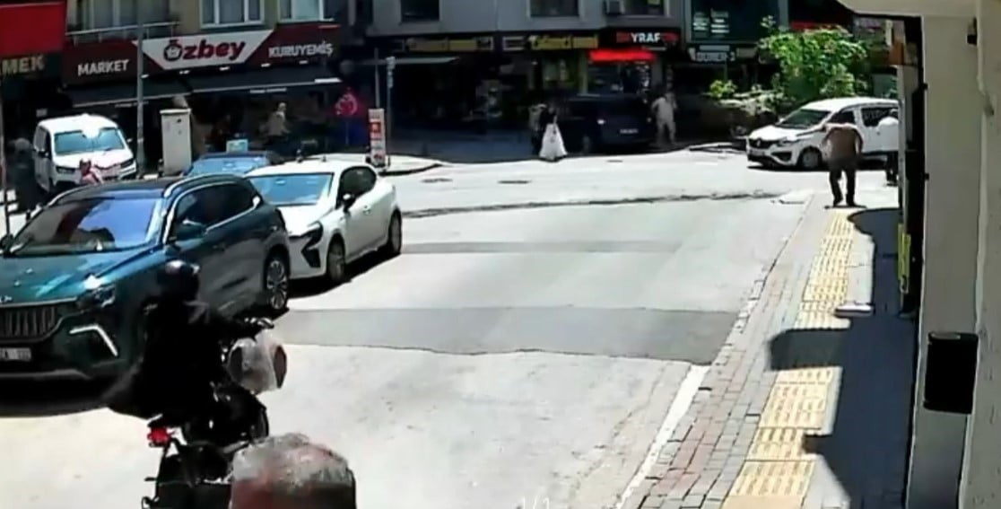YALOVA CADDESİ ÜZERİNDE YAKLAŞIK 150 YAŞINDAKİ BİR ÇINAR AĞACI KÖKÜNDEN SÖKÜLEREK YOLA...