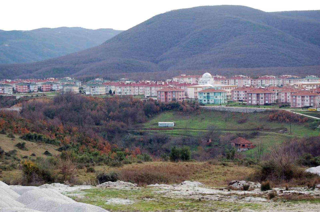 YALOVA’DA, 1999 MARMARA DEPREMİ SONRASINDA MERKEZ PAŞAKENT MAHALLESİ VE ÇINARCIK İLÇESİ KORU...