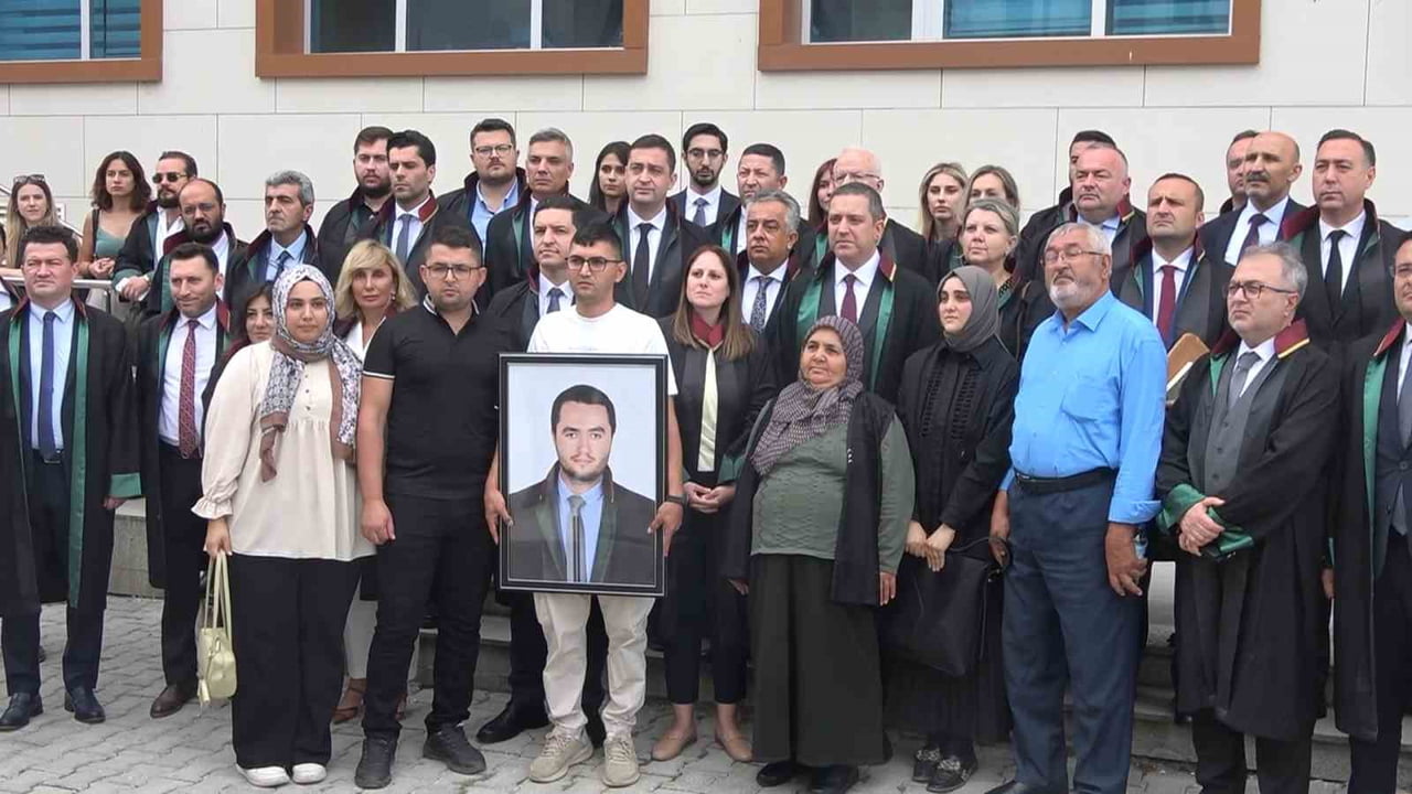 YALOVA SGK İL MÜDÜRLÜĞÜ BİNASINDA KENDİSİNİ İCRAYA VEREN KURUM AVUKATI ZEKERİYA POLAT’I SİLAHLA...