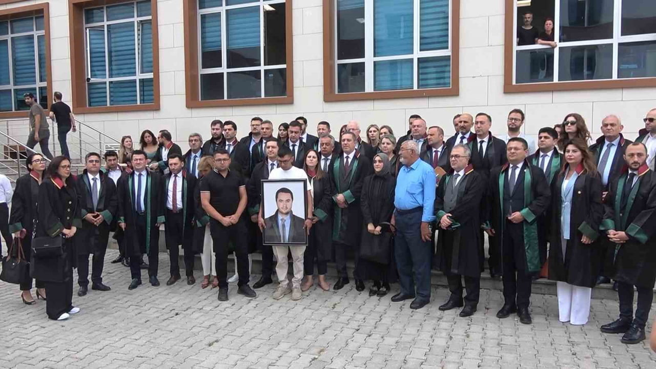 YALOVA SGK İL MÜDÜRLÜĞÜ BİNASINDA KENDİSİNİ İCRAYA VEREN KURUM AVUKATI ZEKERİYA POLAT’I SİLAHLA...