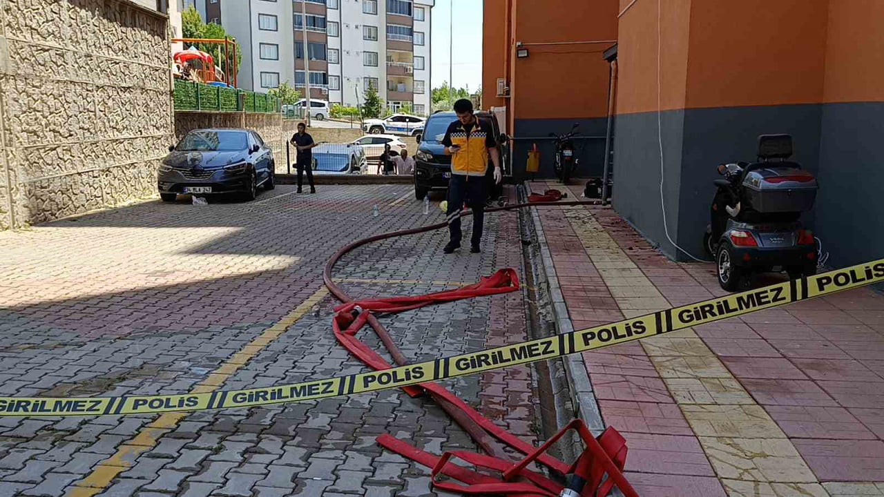 YANGIN, ONİKİŞUBAT İLÇESİ BOĞAZİÇİ MAHALLESİ'NDEKİ BİR BİNADA ÇIKTI.