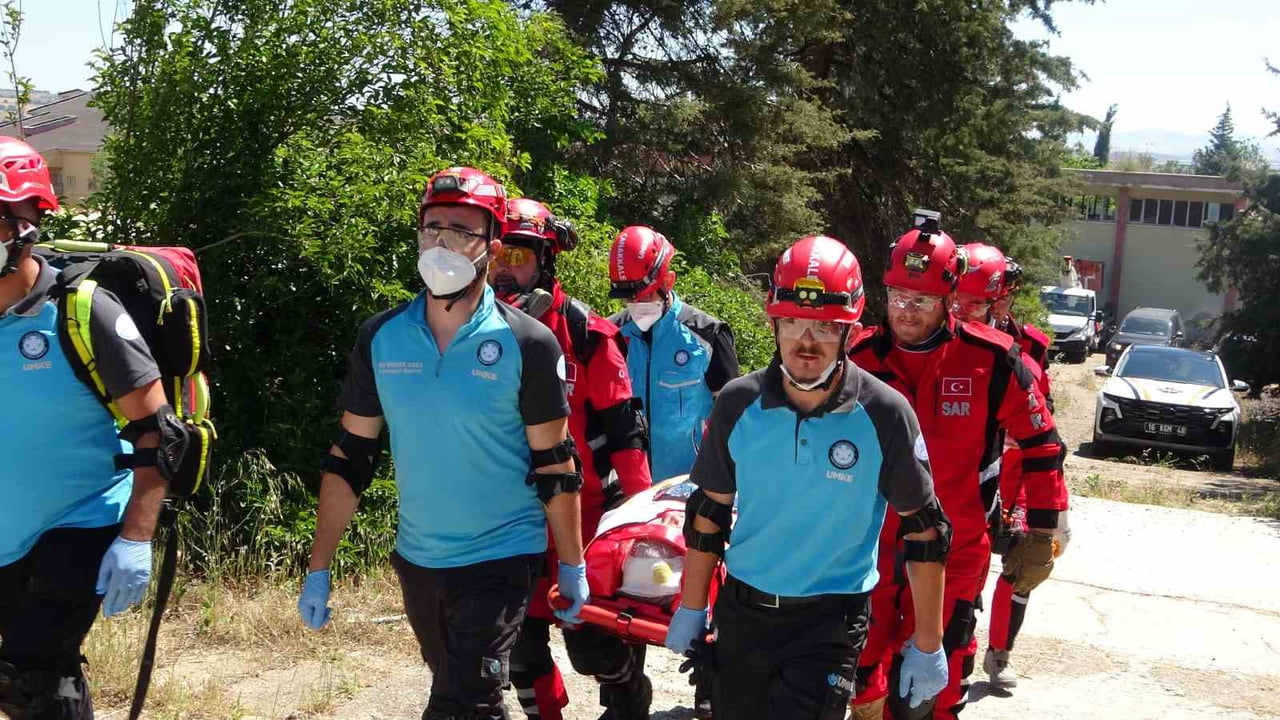 YANGIN VE ENKAZ TATBİKATINDA SENARYO GEREĞİ BİNADA MAHSUR KALAN YARALILAR EKİPLER TARAFINDAN...