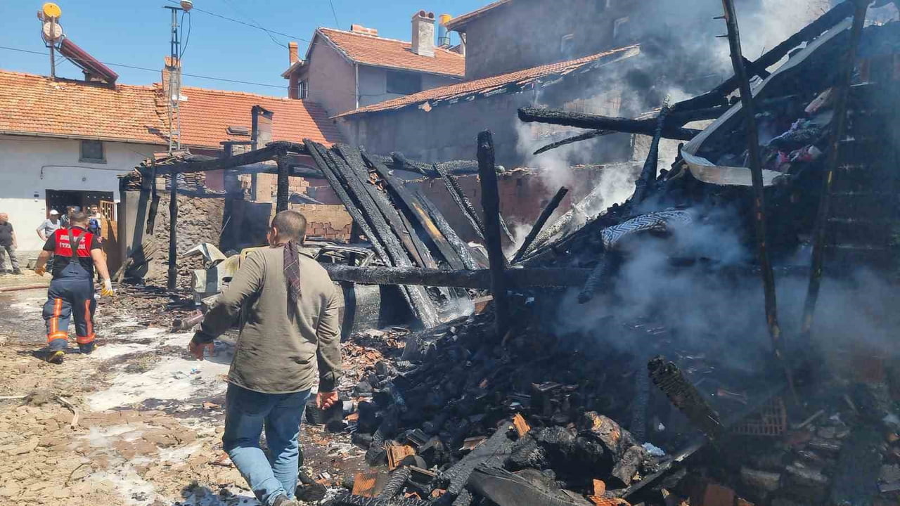 YANGINDA 3 EV KISMEN ZARAR GÖRÜRKEN, 2 ARAÇ TAMAMEN YANARAK KULLANILAMAZ HALE GELDİ.