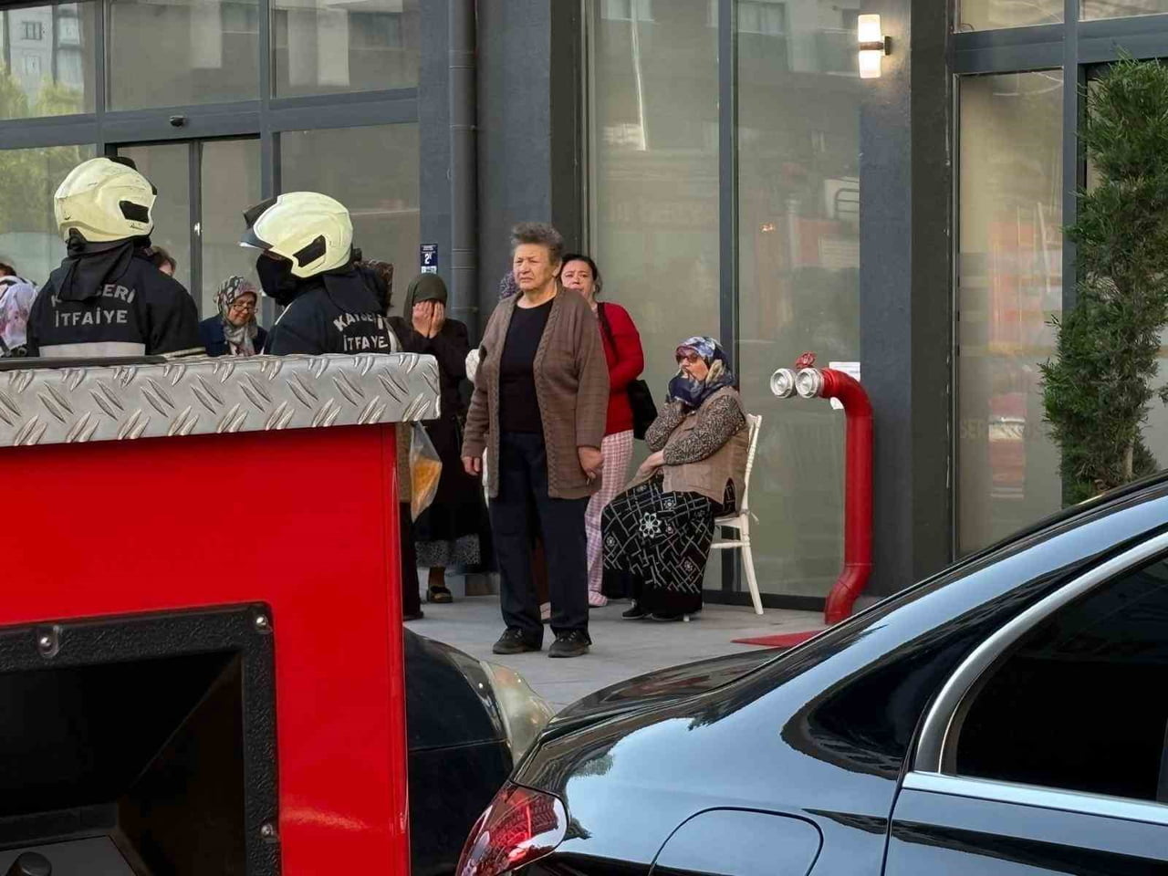 YANLIŞ ALARM VEREN YANGIN SENSÖRÜ PANİĞE YOL AÇTI. OLAY YERİNE ÇOK SAYIDA İTFAİYE SEVK...