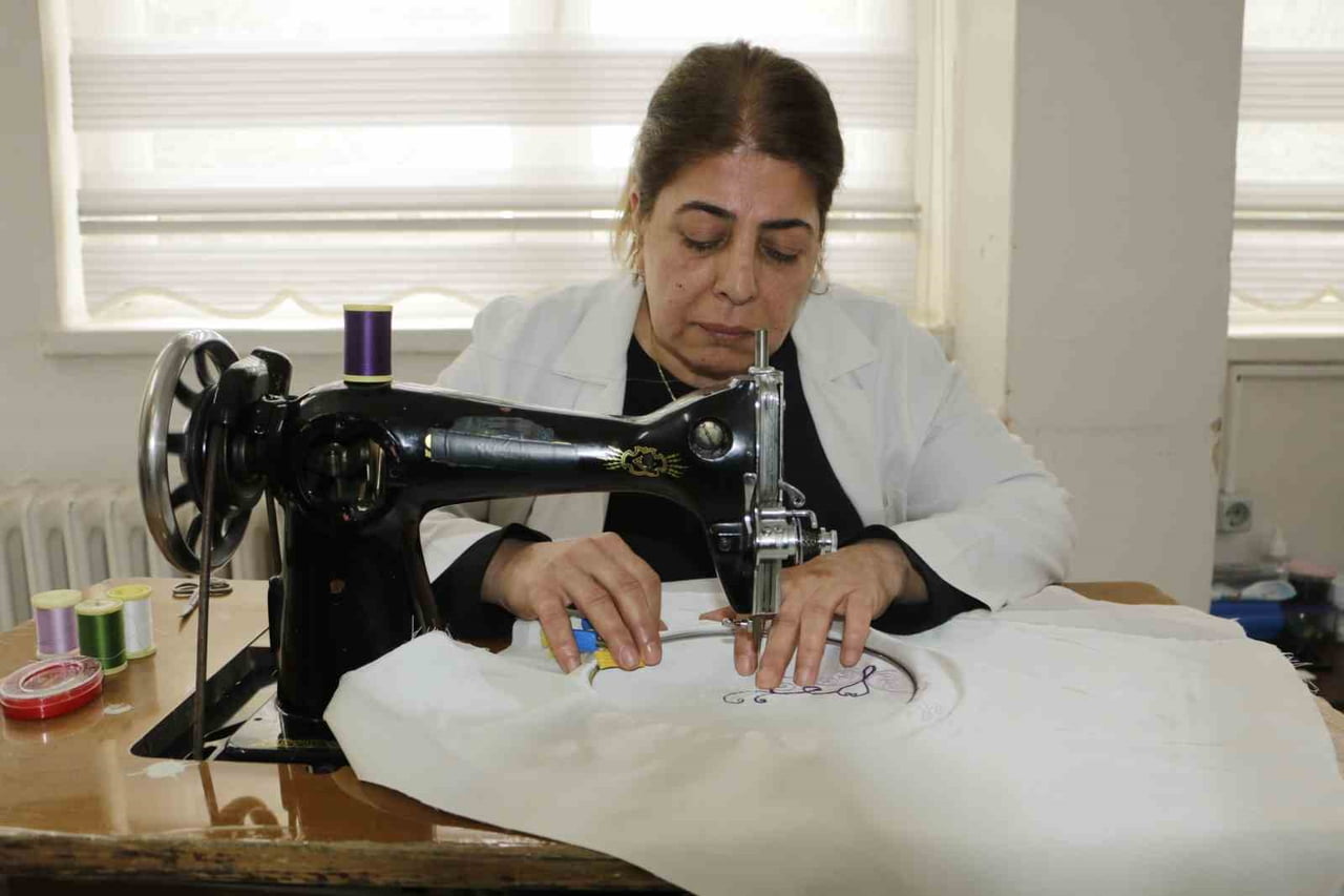 YAPAY ZEKA DESTEKLİ SON MODEL DİKİŞ MAKİNELERİYLE ÜRETİM YAPAN USTALAR, 60-65 YILLIK MANUEL...