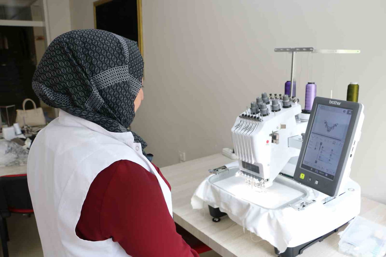 YAPAY ZEKA DESTEKLİ SON MODEL DİKİŞ MAKİNELERİYLE ÜRETİM YAPAN USTALAR, 60-65 YILLIK MANUEL...