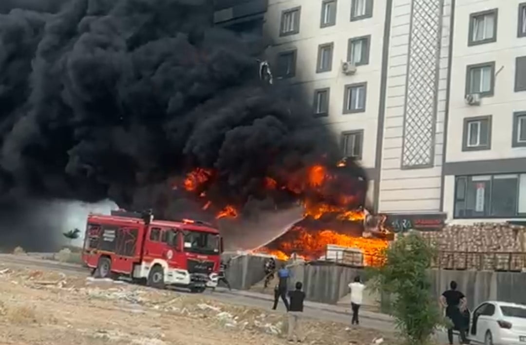 YAPI DEKORASYON DEPOSUNDA YANGIN