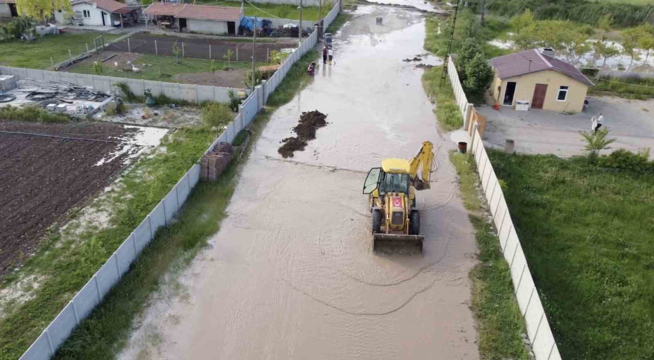YAPILAN ÇALIŞMANIN ARDINDAN YOL YENİDEN ULAŞIMA AÇILDI. SELİN ETKİLİ OLDUĞU BÖLGE VE EKİPLERİN...