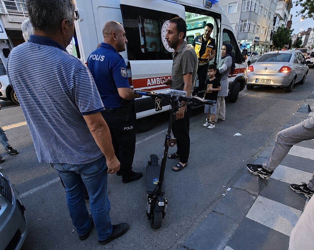 YARALI OLAY YERİNE GELEN AMBULANSLA MURATLI DEVLET HASTANESİ ACİL SERVİSİ'NE SEVK EDİLDİ.