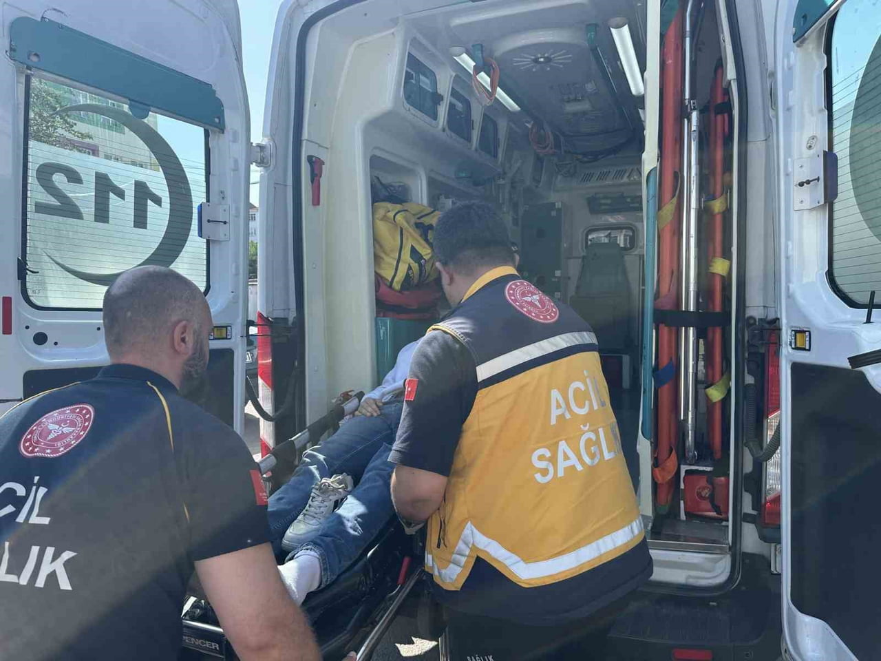 YARALI SÜRÜCÜ AMBULANSLA HASTANEYE KALDIRILDI.