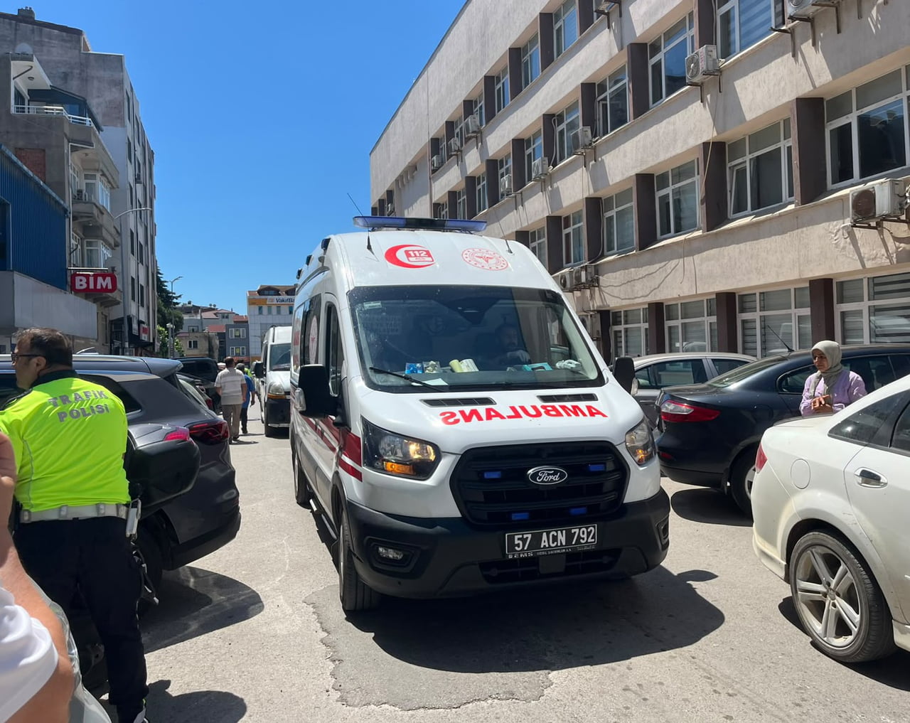 YARALI SÜRÜCÜ, SAĞLIK EKİPLERİNİN İLK MÜDAHALESİNİN ARDINDAN AMBULANSLA SİNOP ATATÜRK DEVLET...