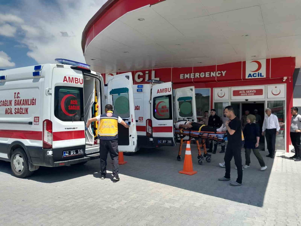 YARALILAR, AMBULANSLARLA KARAPINAR DEVLET HASTANESİ'NE KALDIRILDI