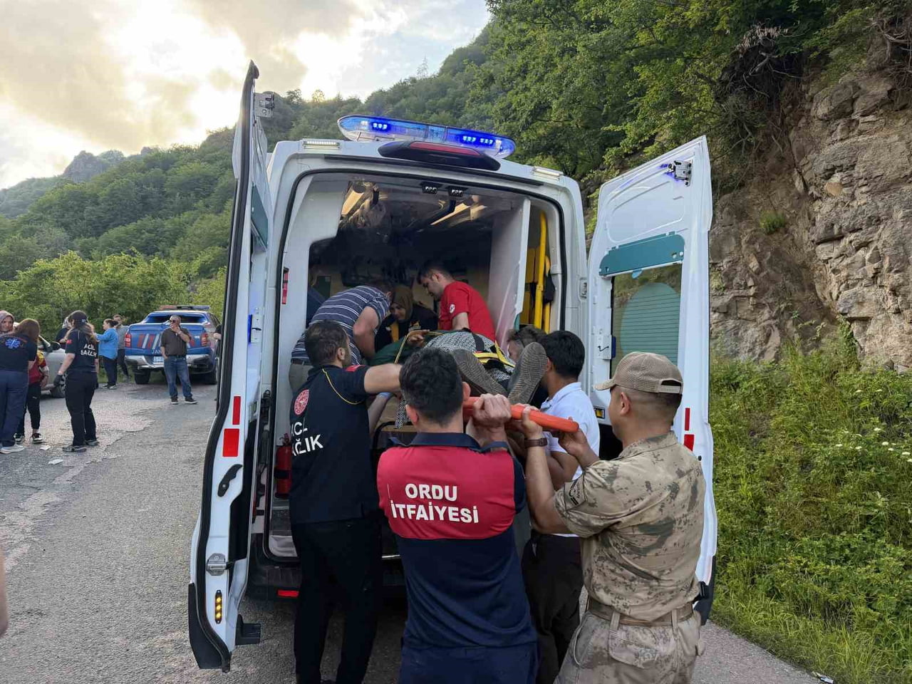 YARALILARIN AMBULANSLARLA HASTANEYE GÖTÜRÜLMESİ