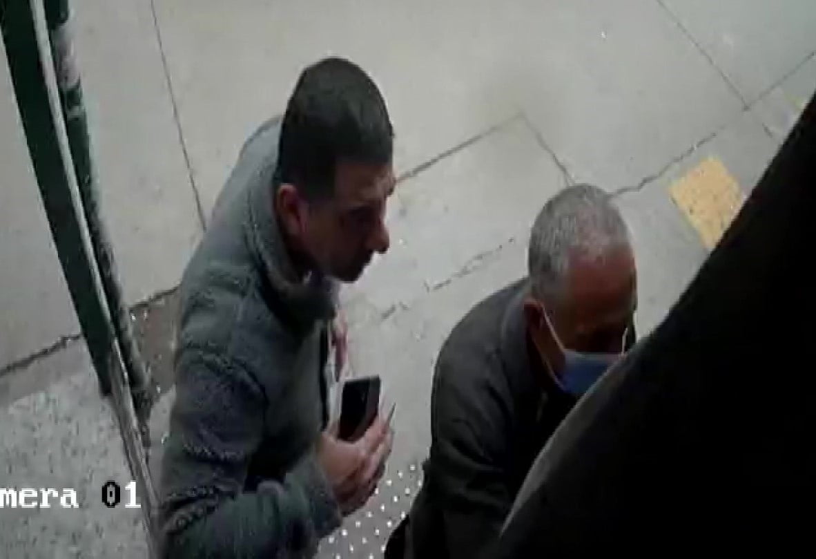 YARDIM ETME BAHANESİYLE YAKLAŞTIĞI YAŞLILARIN PARALARINI EL ÇABUKLUĞUYLA ÇALDIĞI BELİRLENEN...