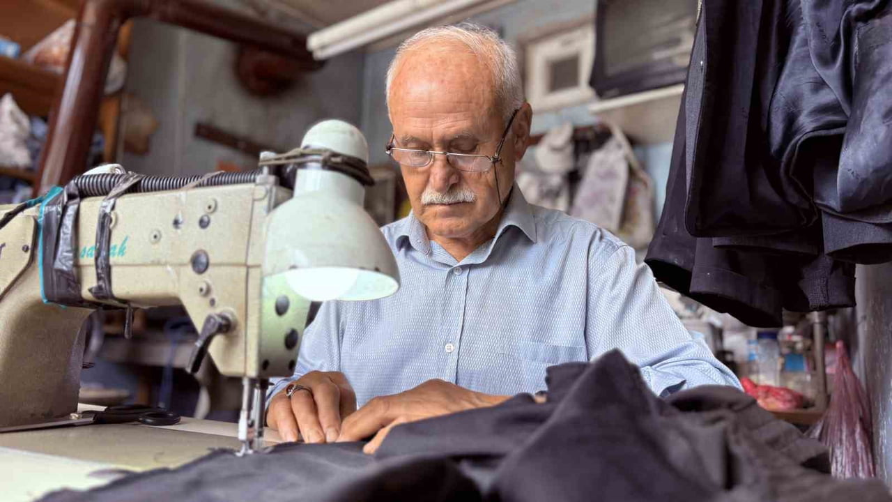 YARIM ASIRDAN FAZLA SÜREDİR TERZİLİK YAPAN İSMAİL KESER, MESLEĞİNİ İLK GÜNKÜ GİBİ AŞKLA...