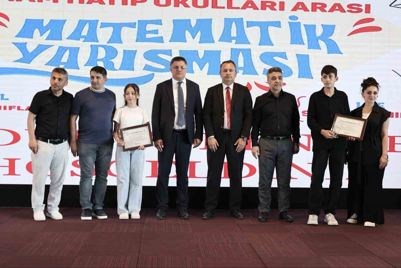 YARIŞMADA DERECEYE GİREN ÖĞRENCİLER ÖDÜLLERİNE KAVUŞTU.