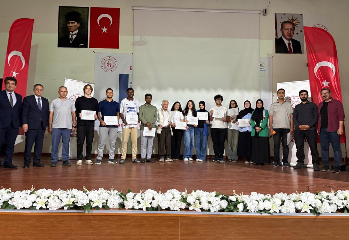 YARIŞMADA DERECEYE GİREN ÖĞRENCİLERE ÖDÜLLERİ TAKDİM EDİLDİ