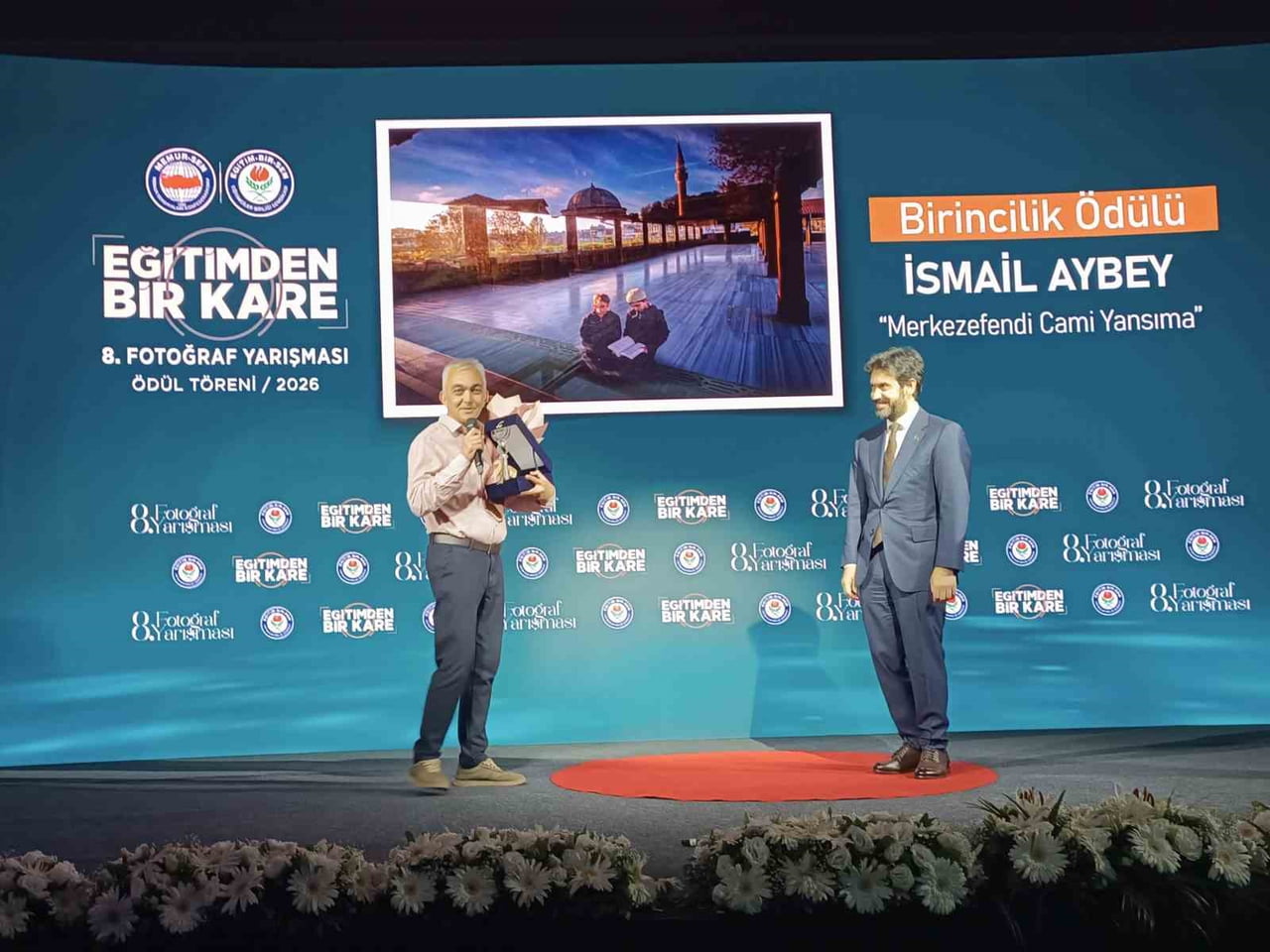 YARIŞMANIN BİRİNCİSİ OLAN MANİSALI SAĞLIK MEMURU VE FOTOĞRAF SANATÇISI İSMAİL AYBEY'E ÖDÜLÜ...