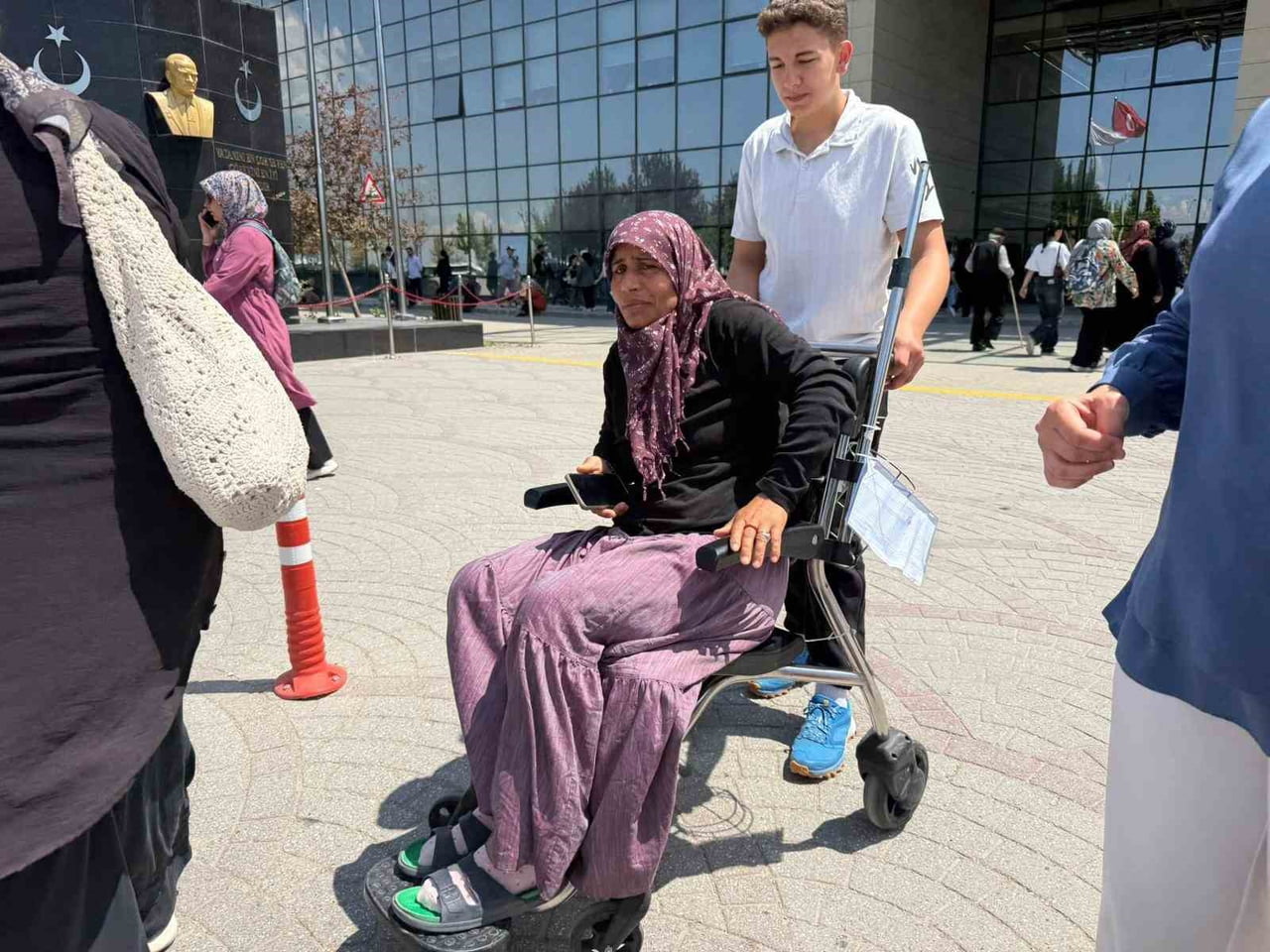 YAŞANAN SORUNDAN DOLAYI İDDİAYA GÖRE AYNI İKİ ERKEK, MUHTAR DENİZ’İN İMAM NİKÂHLI EŞİ 36 YAŞINDAKİ...