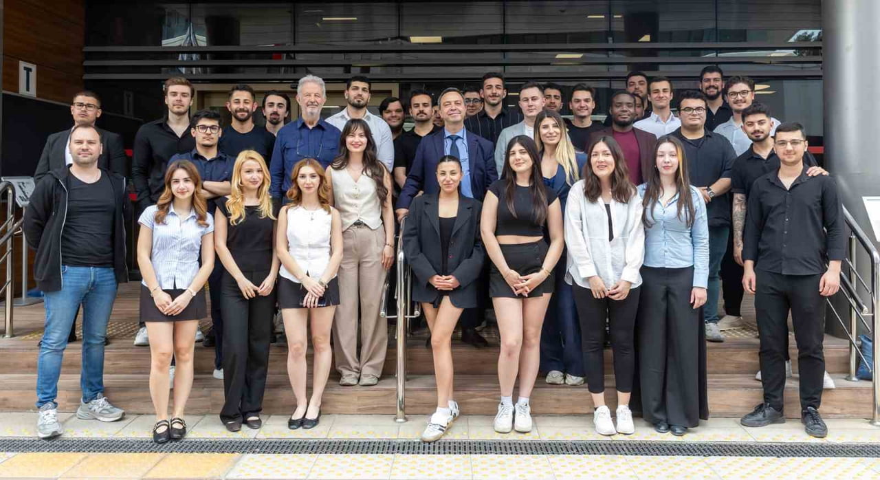 YAŞAR ÜNİVERSİTESİ YÖNETİM BİLİŞİM SİSTEMLERİ BÖLÜMÜ ÖĞRENCİLERİ, MEZUNİYET PROJELERİ SERGİSİNDE...
