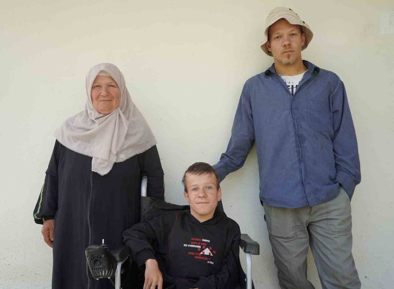 YASİN MEMİŞOĞLU (SAĞDA) VE YUŞA MEMİŞOĞLU (ORTADA) VE ANNELERİ (SOLDA)