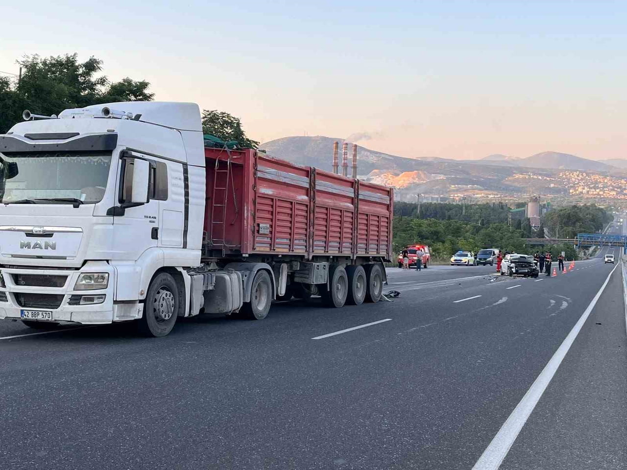 YATAĞAN-MİLAS KARAYOLU ESKİHİSAR RAMPASI'NDA OTOMOBİLİN SEYİR HALİNDEKİ TIRA ARKADAN ÇARPMASI...