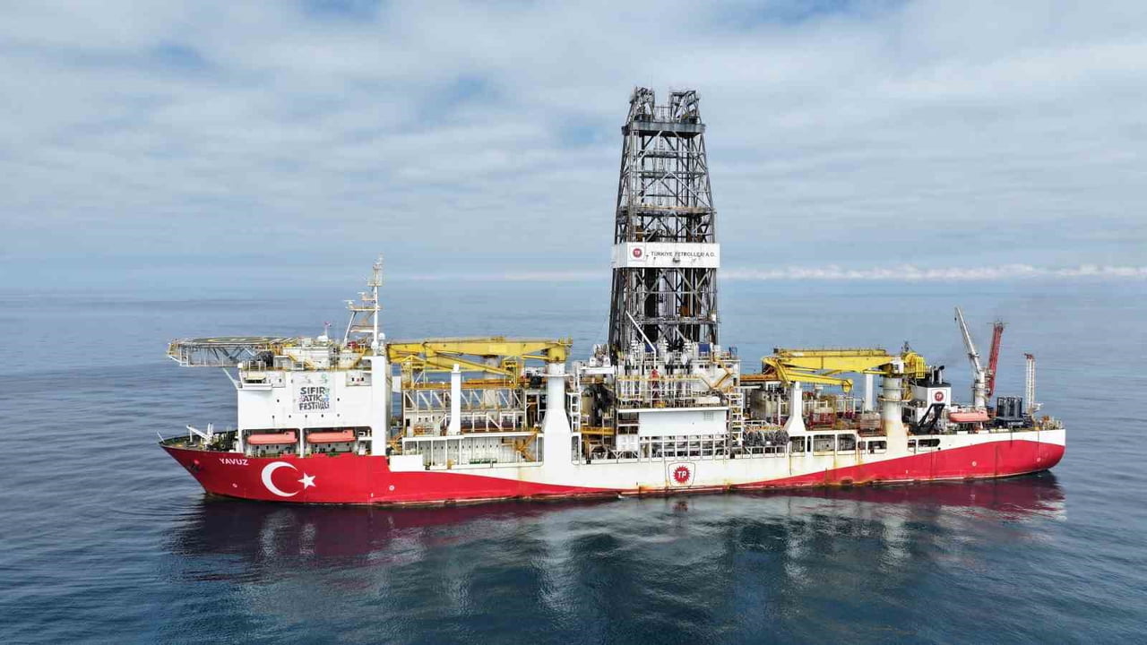 YAVUZ DERİN DENİZ SONDAJ GEMİSİ’NE ‘SIFIR ATIK FESTİVALİ’ YAZILI BİR PANKART ASILDI