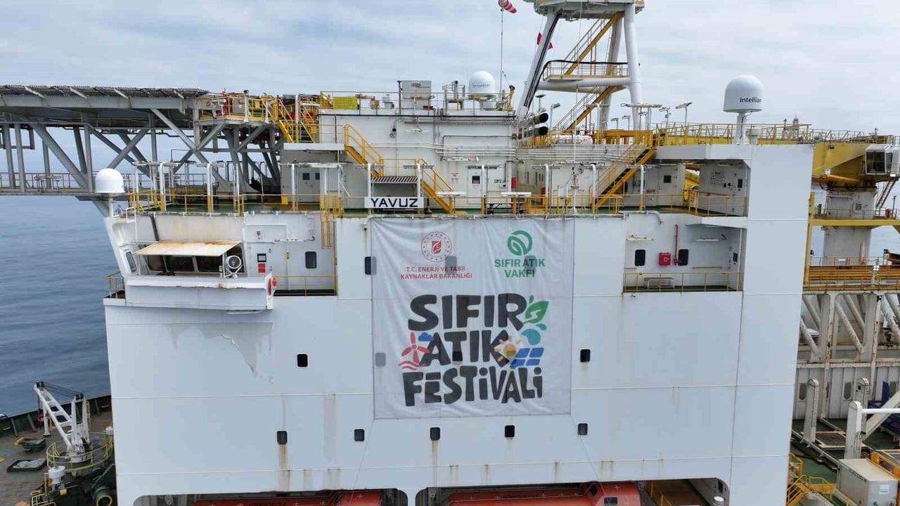 YAVUZ DERİN DENİZ SONDAJ GEMİSİ’NE ‘SIFIR ATIK FESTİVALİ’ YAZILI BİR PANKART ASILDI