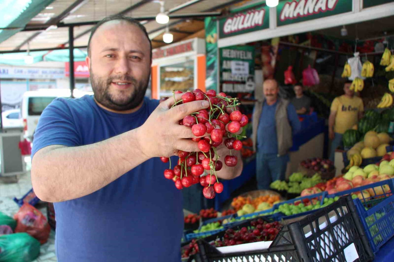 YAZ AYLARININ EN SEVİLEN MEYVELERİ ARASINDA YER ALAN KİRAZ AMASYA’DA MANAVDA KALİTESİNE GÖRE...