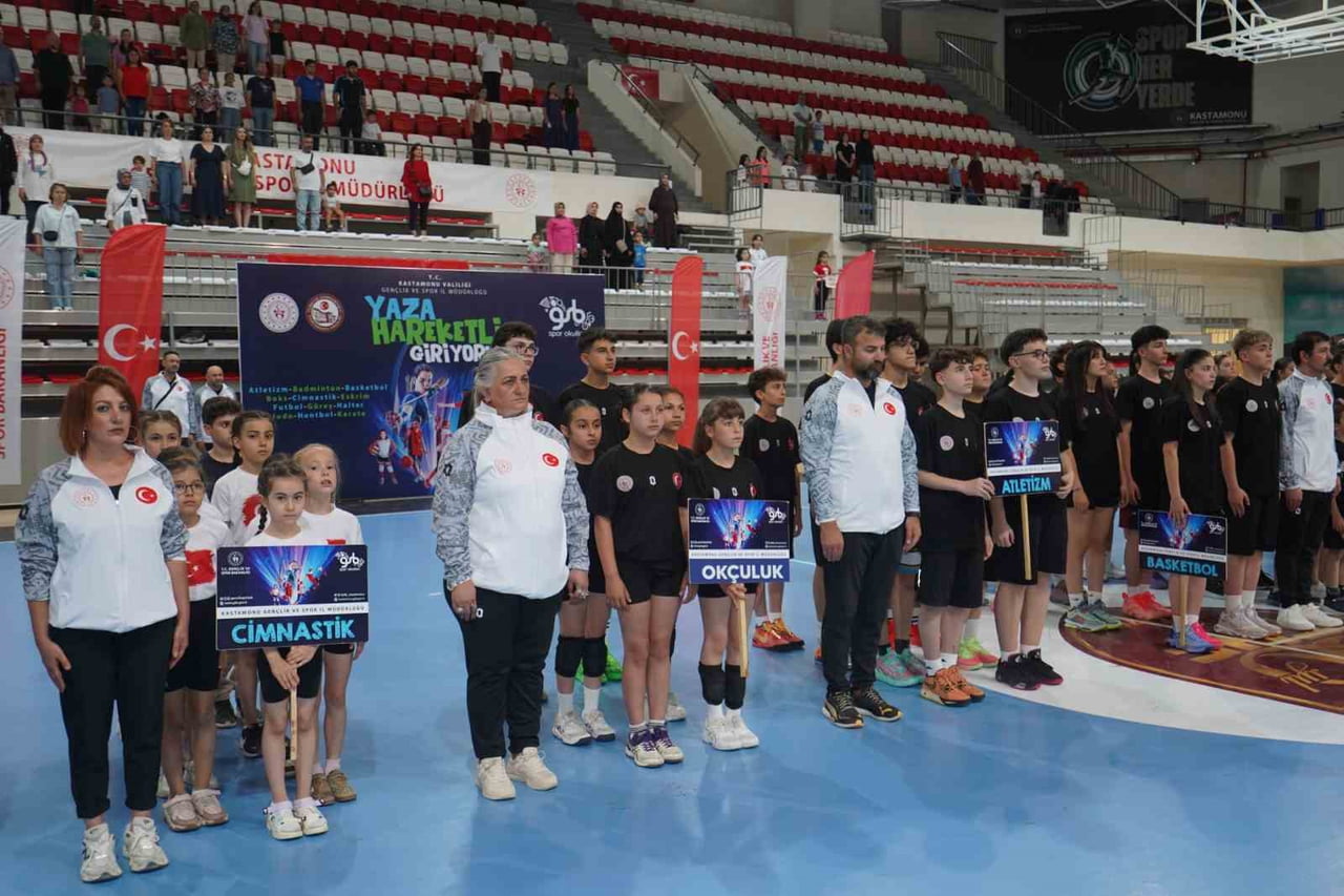 YAZ SPOR OKULLARININ AÇILIŞ TÖRENİ, KASTAMONU  MERKEZ SPOR SALONU'NDA YOĞUN KATILIMLA...