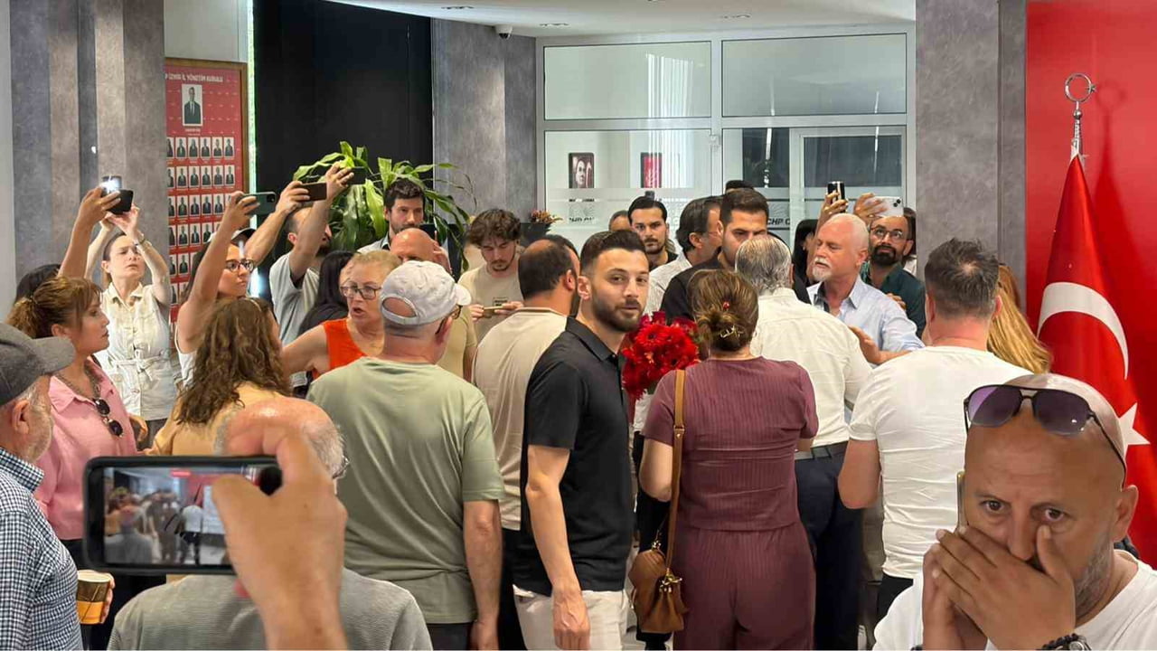 YENİ ATANAN UTKU GÜMRÜKÇÜ'YE YAKIN PARTİLİLERİN İL BİNASINA GETİRDİĞİ KARANFİLLER, MEVCUT BAŞKAN...