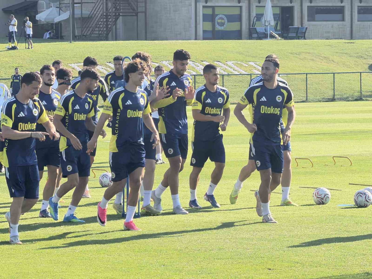 YENİ SEZON HAZIRLIKLARI KAPSAMINDA DÜZCE’DE KAMP YAPAN FENERBAHÇE, GÜNÜN İKİNCİ ANTRENMANINI TOPUK...