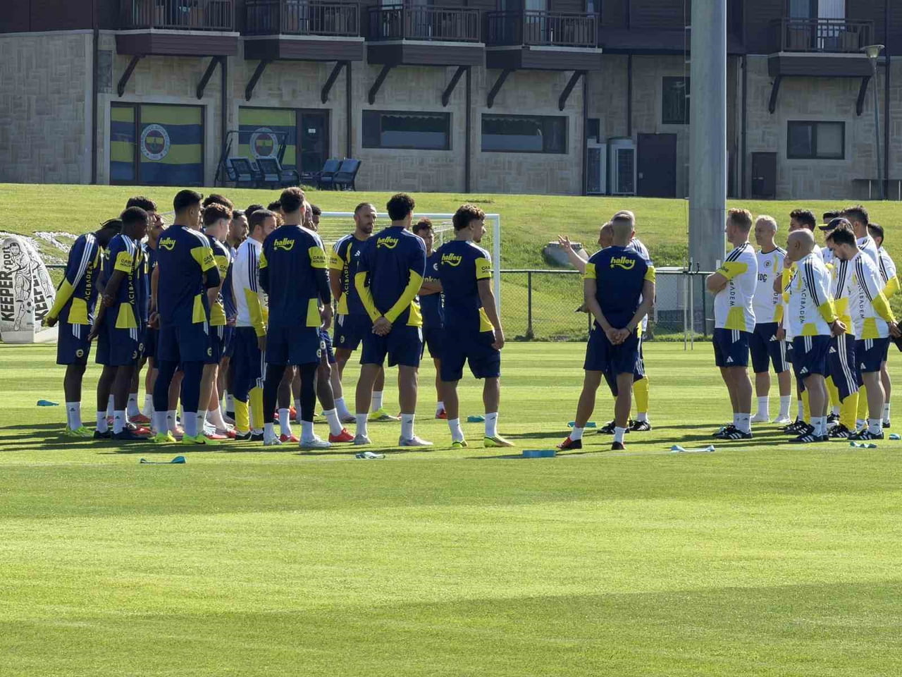 YENİ SEZON HAZIRLIKLARI KAPSAMINDA TOPUK YAYLASI TESİSLERİ'NDE KAMPA GİREN FENERBAHÇE, İLK...