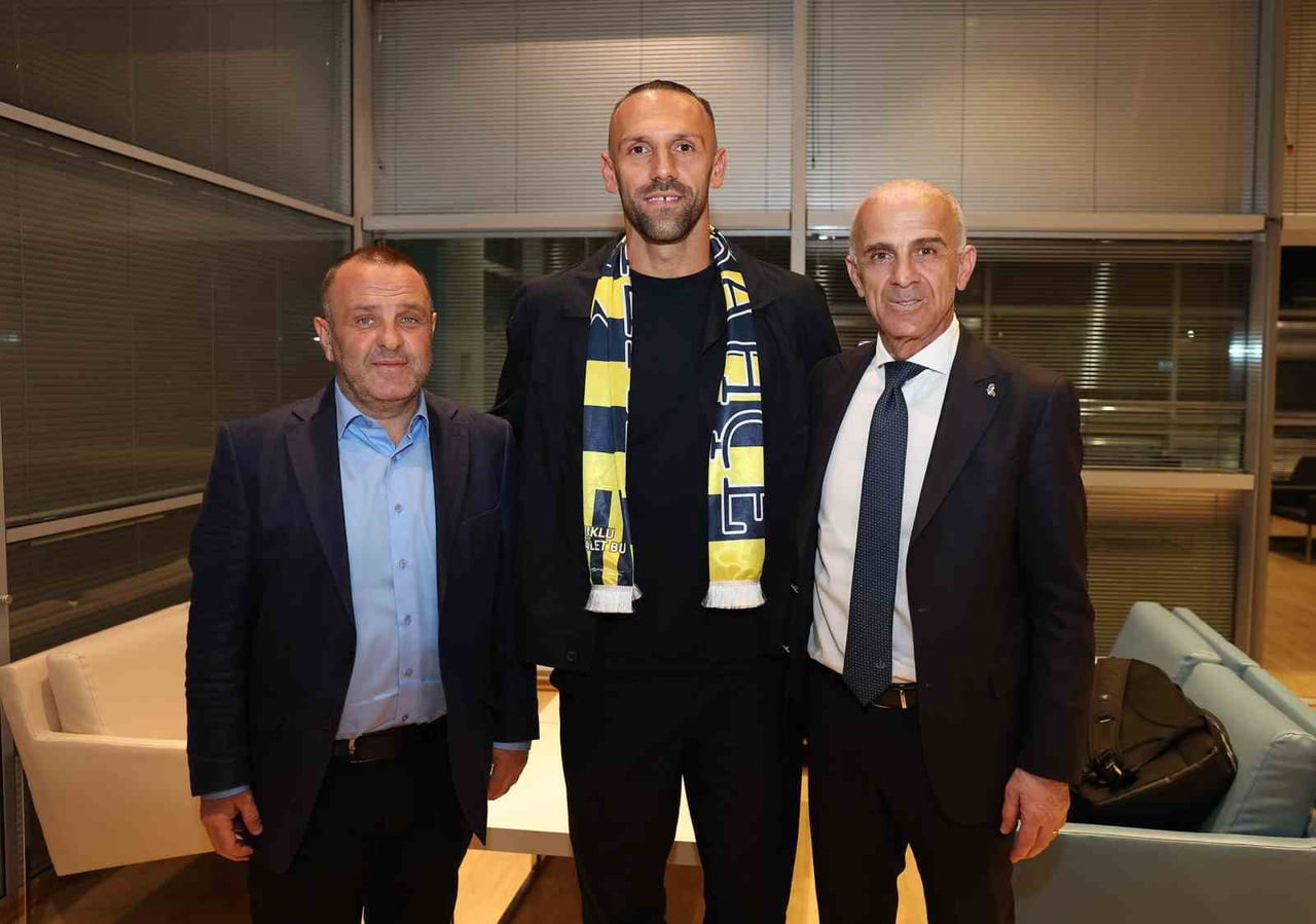 YENİ SEZON ÖNCESİ FENERBAHÇE, İLK TRANSFERİNİ VEDAT MURİQ İLE ANLAŞARAK YAPTI.