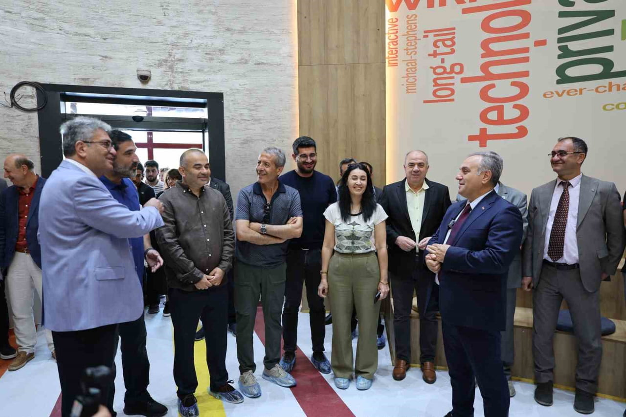 YENİLEME ÇALIŞMALARININ SONA ERDİĞİ ERCİYES ÜNİVERSİTESİ (ERÜ) KADİR HAS MERKEZ KÜTÜPHANESİ...