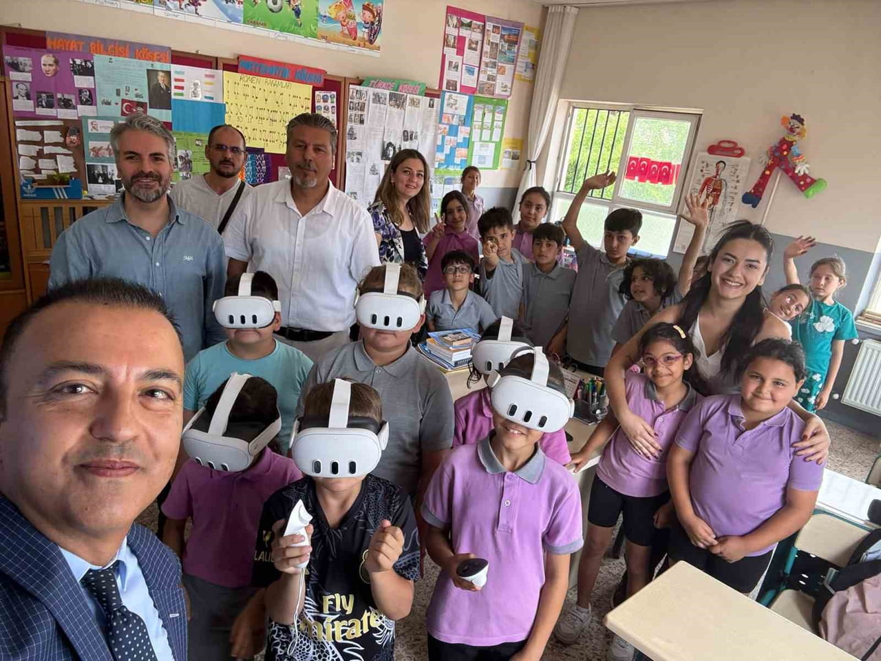 YENİPAZAR MERKEZ İLKOKULU’NDA GERÇEKLEŞTİRİLEN SANAL GERÇEKLİK UYGULAMASI, ÖĞRENCİLERİ GELECEĞİN...