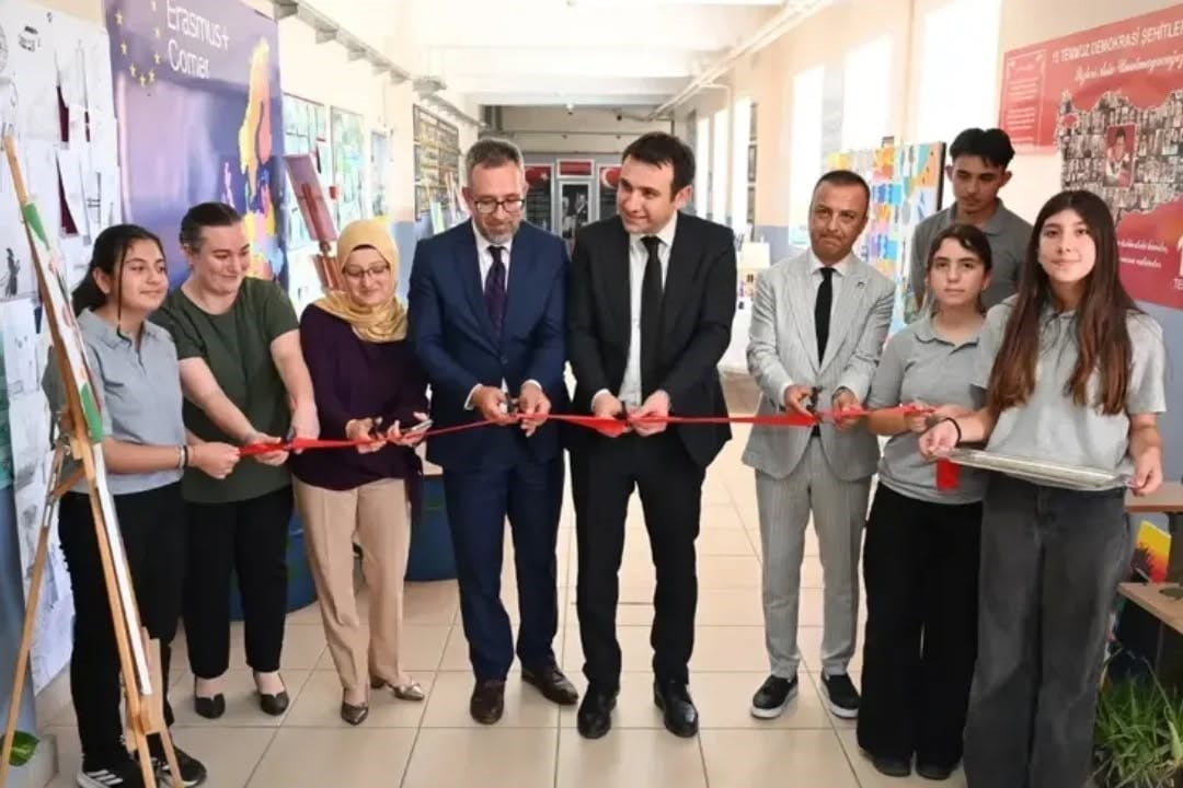 YENİPAZAR MERKEZ ORTAOKULU’NDA ÖĞRENCİLERİN YIL BOYUNCA HAZIRLADIĞI ÇALIŞMALARIN YER ALDIĞI YIL...